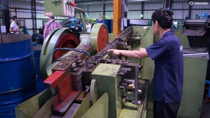 台湾台万自行车零件工厂参观:疯狂的机器人|企业参观 - 美骑网|Biketo.com