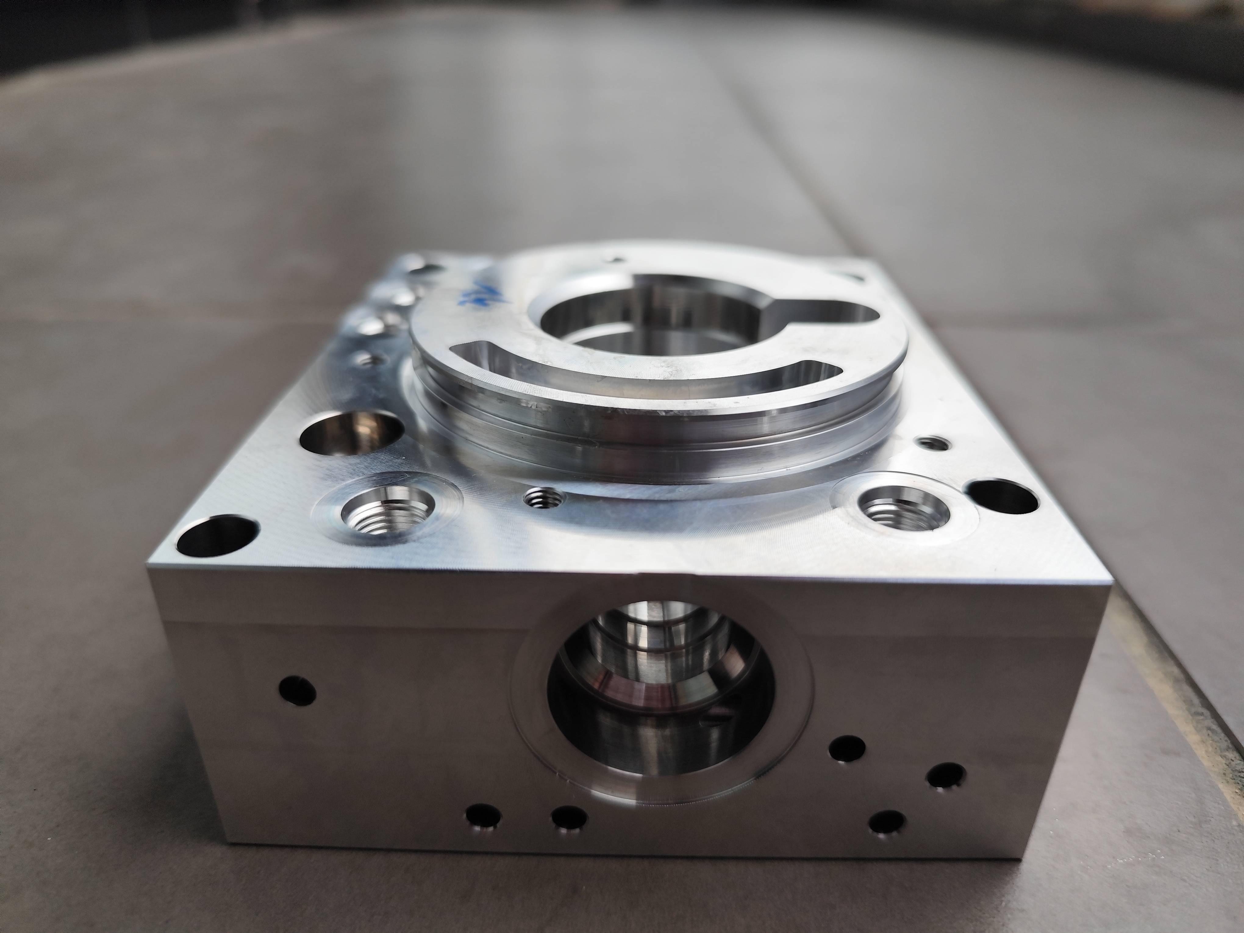 东莞良友机械-高压水去毛刺清洗机,机加工高压水去毛刺更轻松!_零件_